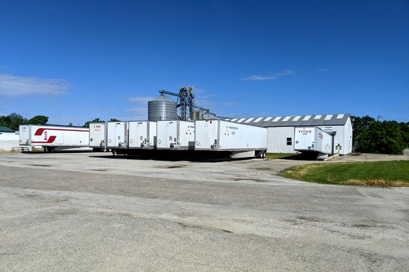 INDUSTRIAL WAREHOUSE & OFFICE: 1 Creative Way, Rossville, IL 60963